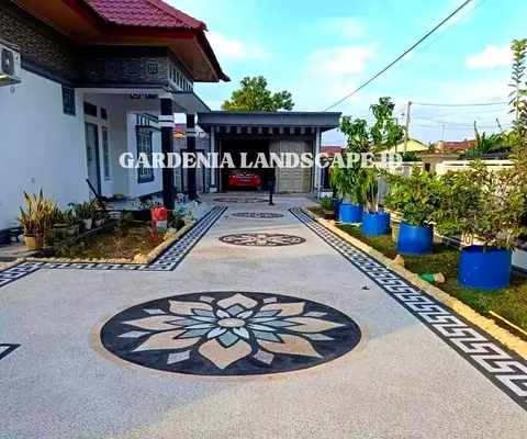 Jalur masuk halaman dengan lantai bermotif bunga di tengah dan pinggiran berpola hitam putih