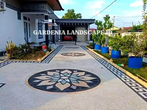 Jalur masuk halaman dengan motif bunga di tengah dan pinggiran hitam putih